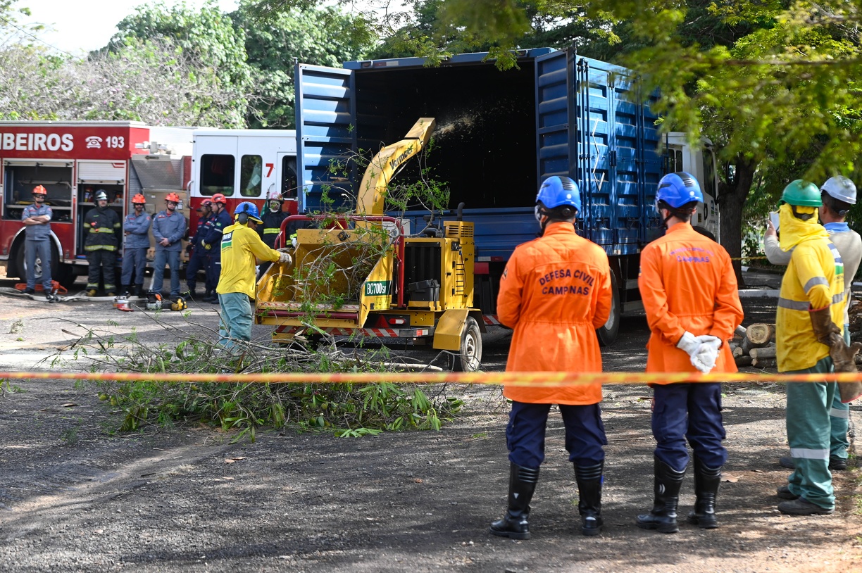 Atividade simulou a queda de árvores sobre imóvel e sobre a rede elétrica