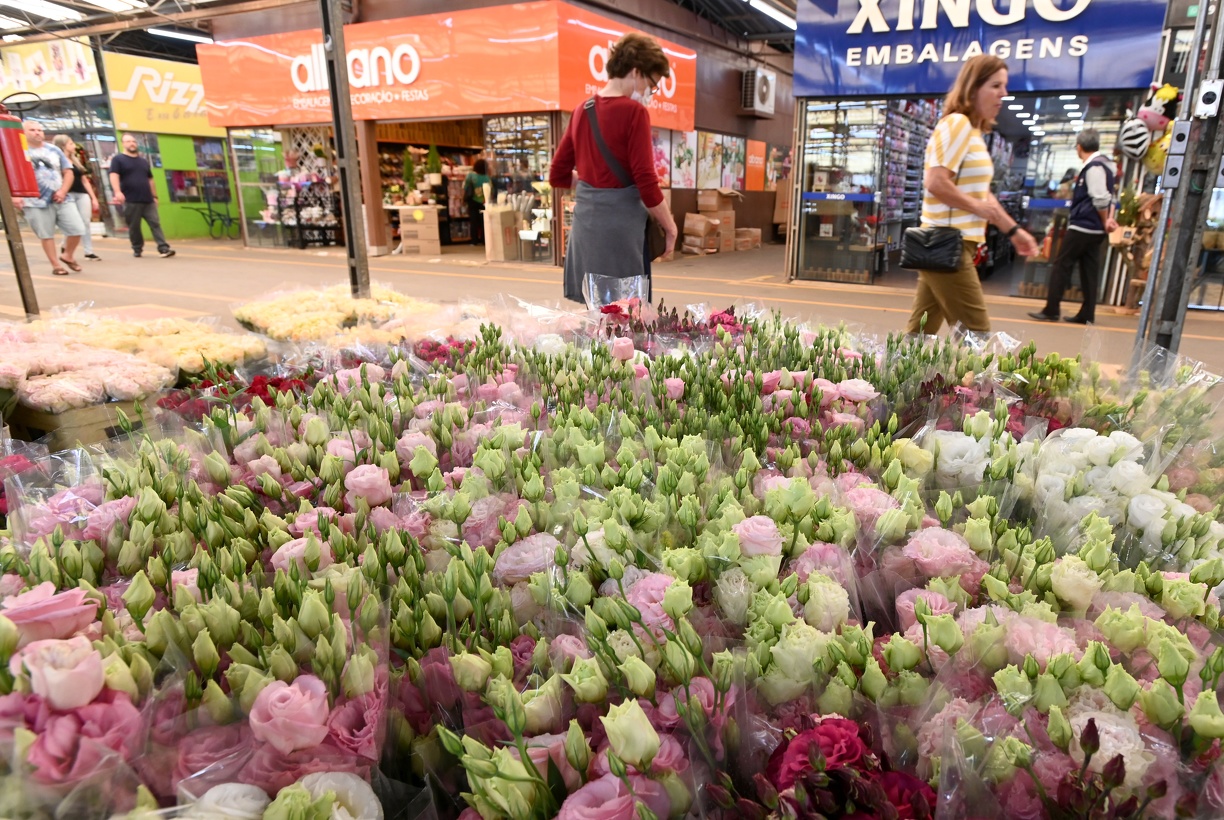 O Mercado das Flores, na Ceasa, terá funcionamento normal em todos dias: segundas, terças, quartas e sextas-feiras das 8h às 16h30; quintas-feiras, das 10h às 16h30 e sábados, das 8h às 13h