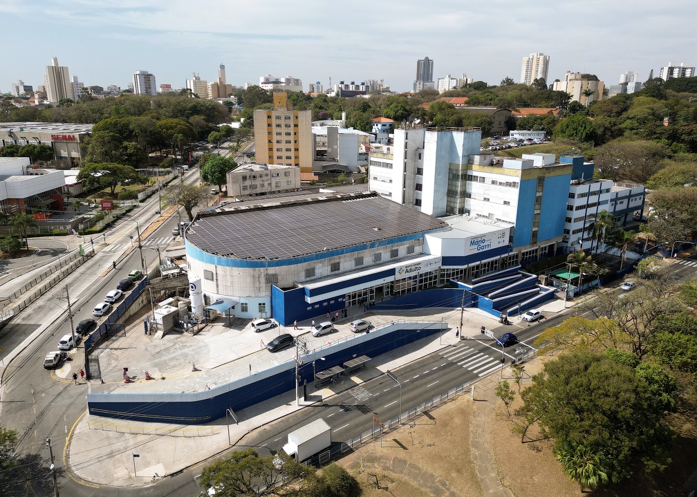 Obra está na fase de retirada das placas solares, que serão instaladas novamente após a troca das telhas
