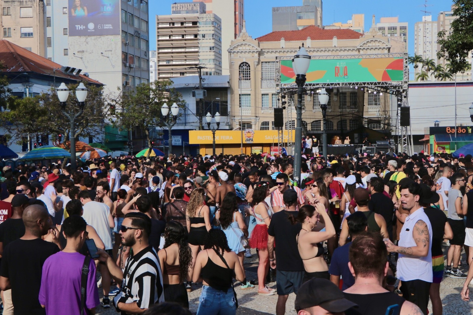 Além de registrar a alegria dos foliões, as fotos valorizam o trabalho dos integrantes dos blocos, músicos, produtores e coletivos culturais que constroem o Carnaval da cidade