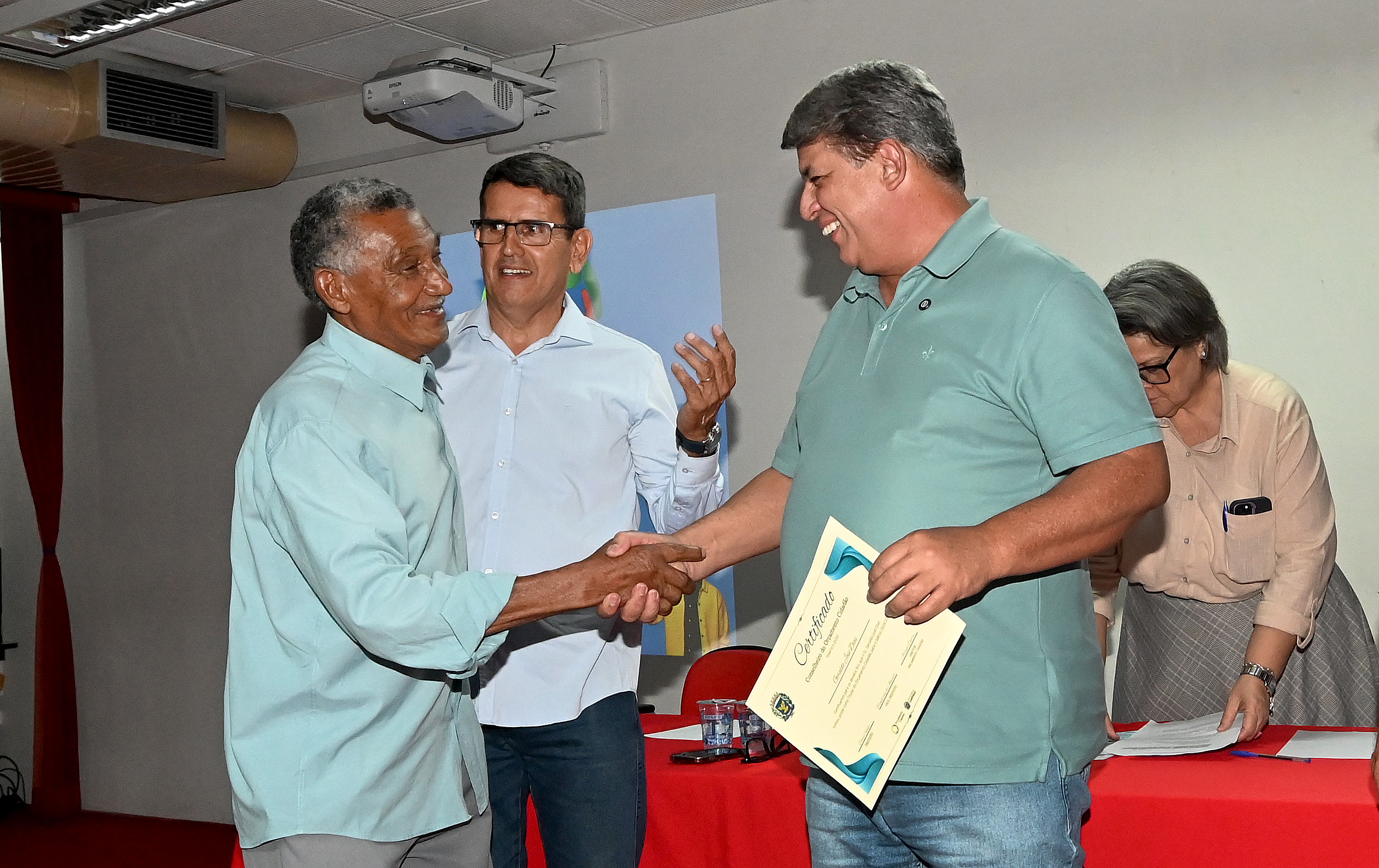 Vice-prefeito entregou certificados aos eleitos e enfatizou que conselho é o maior da cidade