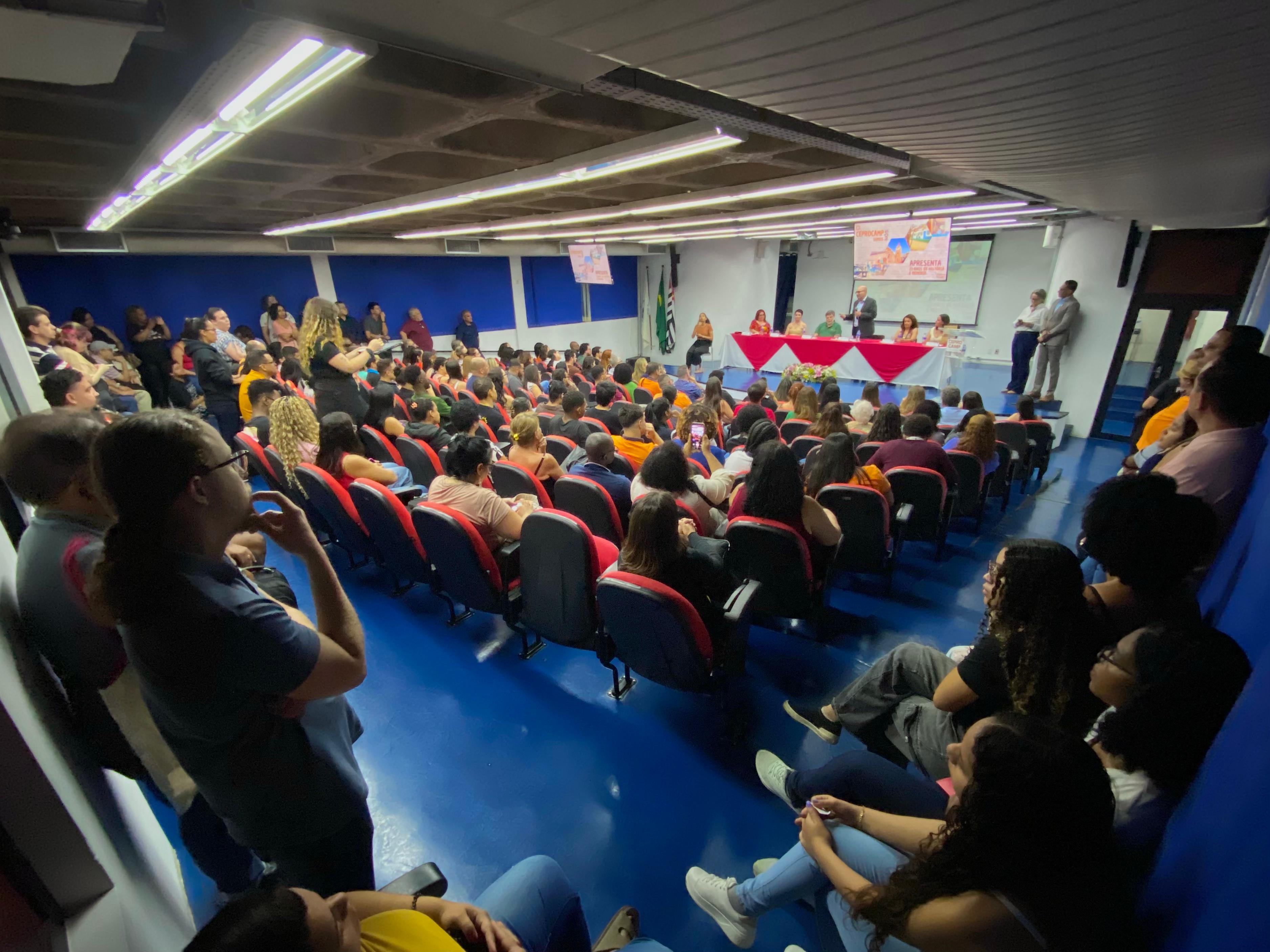 Cerimônia de aniversário contou com a participação de alunos, ex-alunos e professores