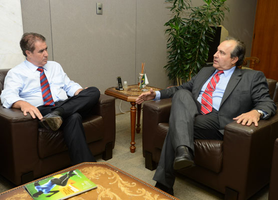 Prefeito e secretário discutem a situação