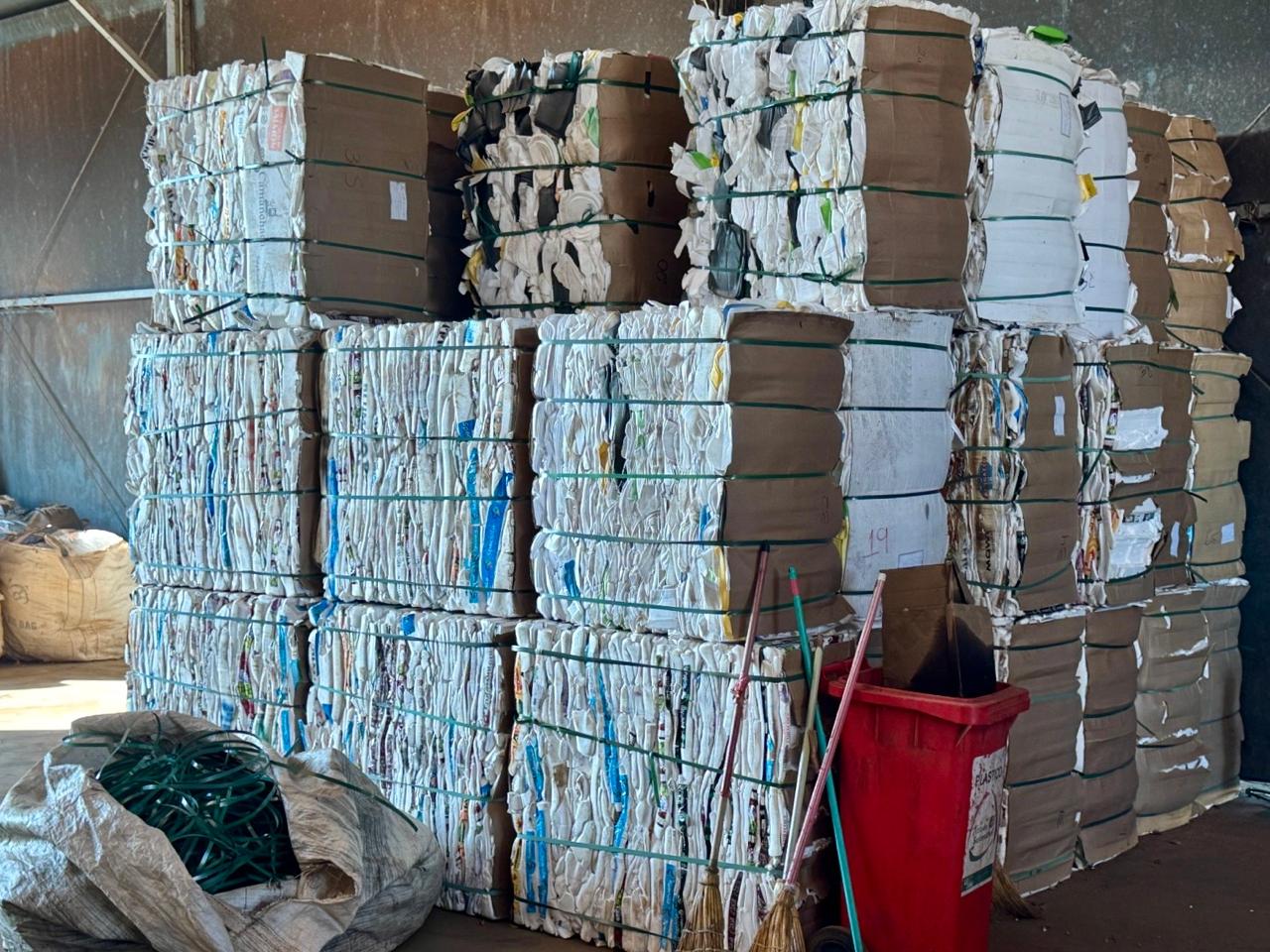 Fardos prensados de papel e papelão armazenados pela Cooperativa Unidos na Vitória, na Ceasa Campinas