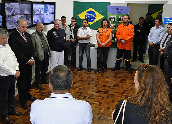 Autoridades participam de cerimônia 