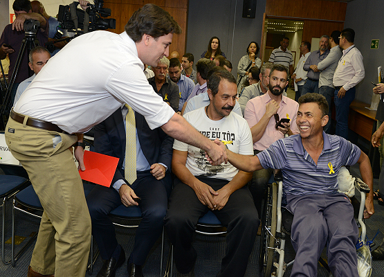Vice-prefeito cumprimenta os convidados