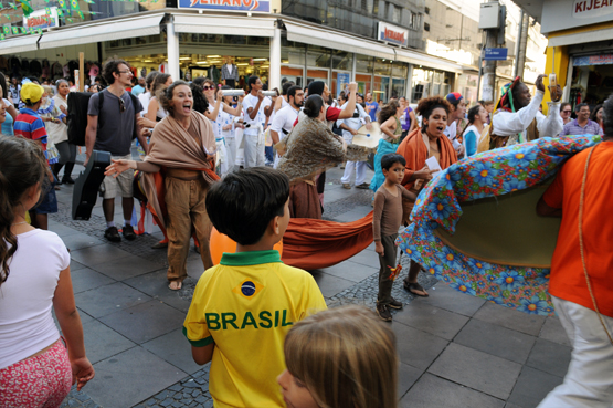 Consumidores pararam para ver a 