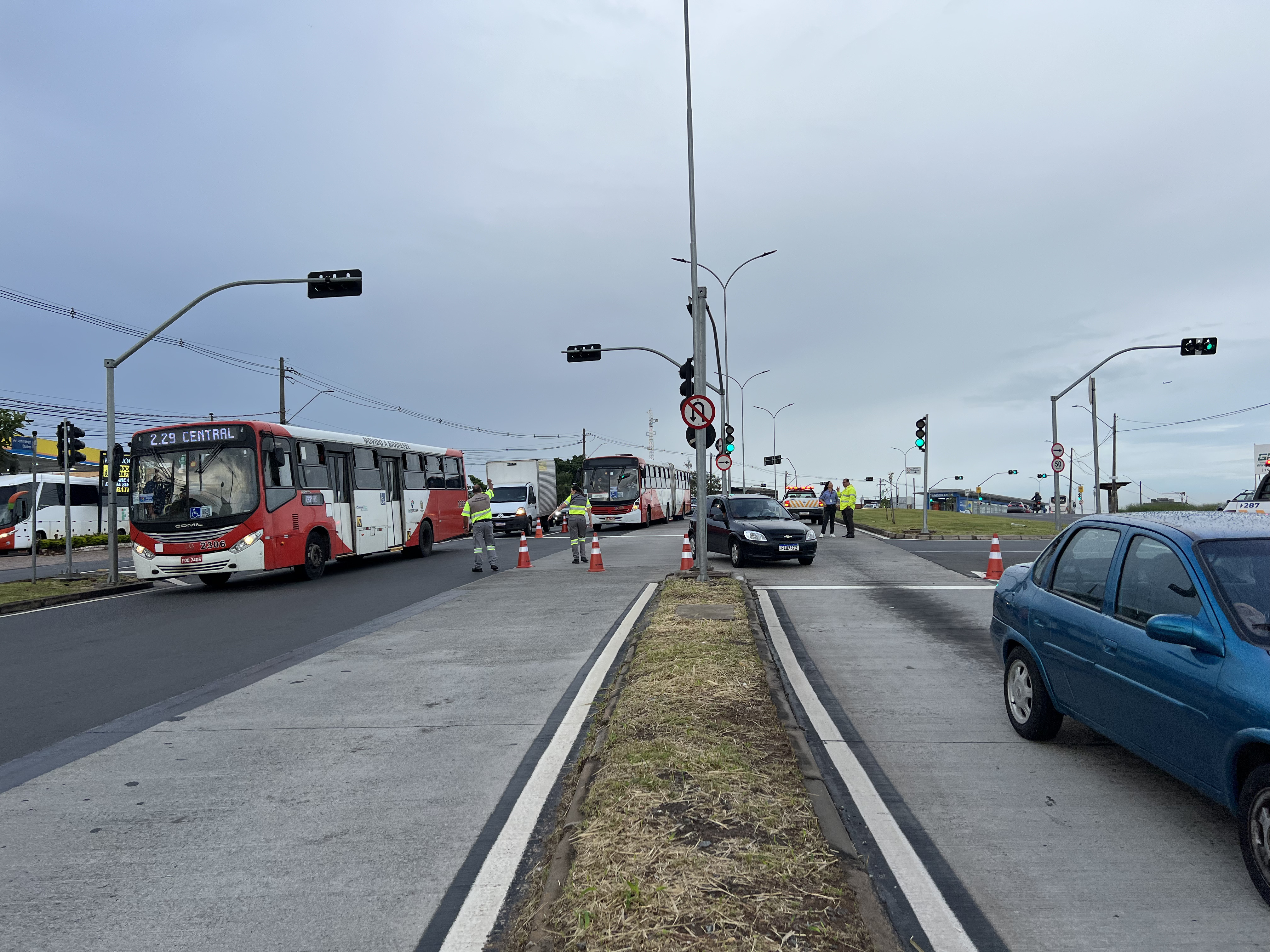 Faixas reversíveis foram implantadas em um trecho de cerca de 1,5 km, entre a Avenida Profº Mário Scolari e o Shopping Parque das Bandeiras.  