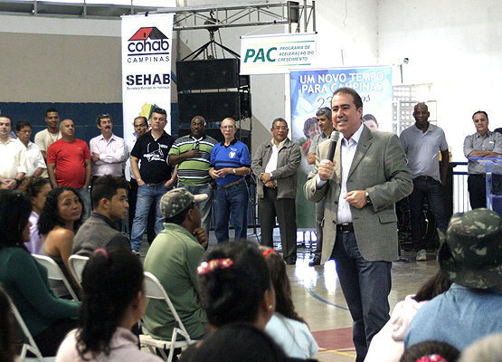 Jonas fala durante evento