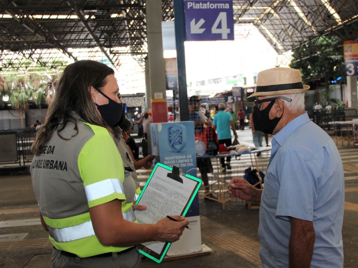 Agentes da Emdec orientam idosos nos terminais