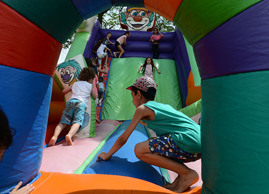 Crianças se divertem em brinquedo