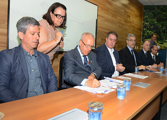 Presidente da Sanasa também assinou os documentos