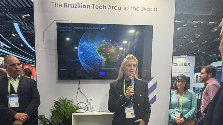 A secretária Adriana Flosi durante agenda no Mobile World Congress 2026, em Barcelona