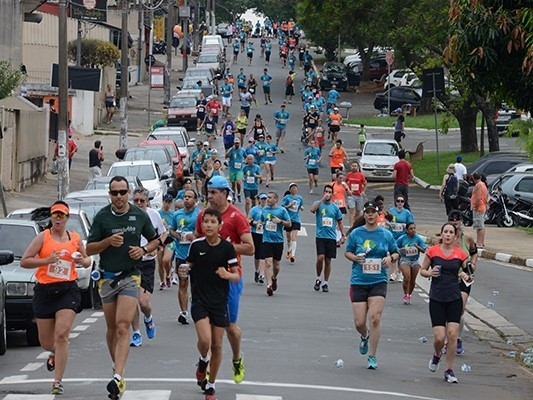 Atletas percorrem as ruas de Campinas durante a Meia Maratona do ano passado