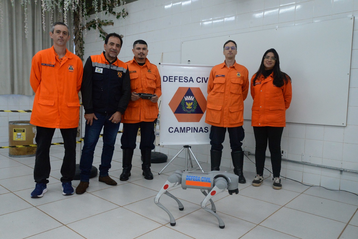 Defesa Civil apresentou o cachorro robô durante o evento 