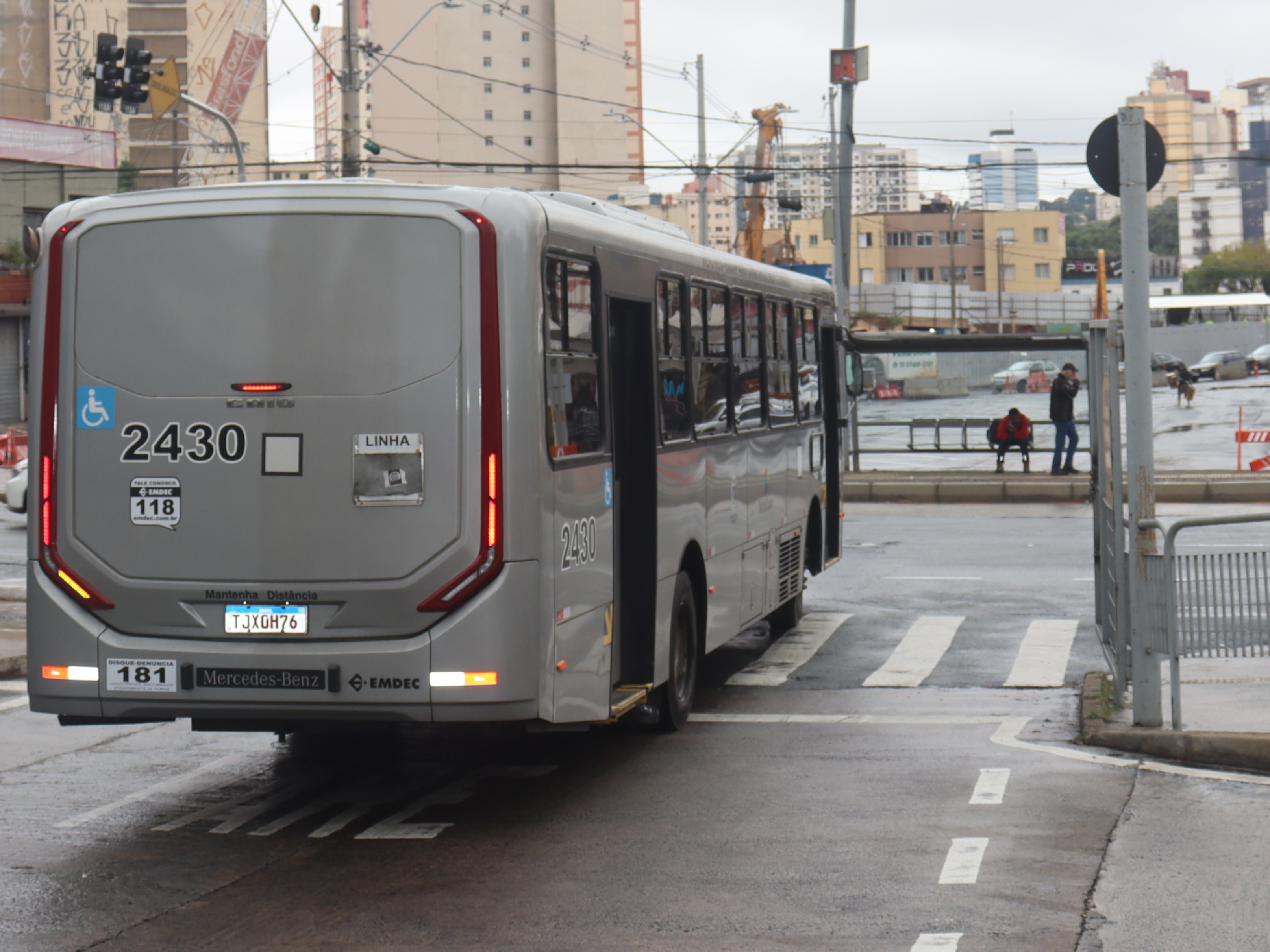 Atendimento migra de ponto sinalizado por placa para abrigo instalado em nova baia