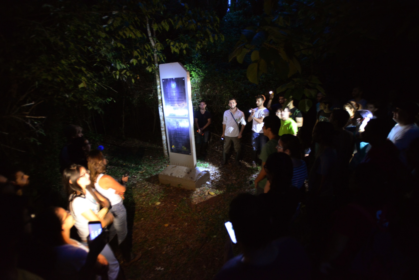 Participantes devem levar lanternas, repelente e água 