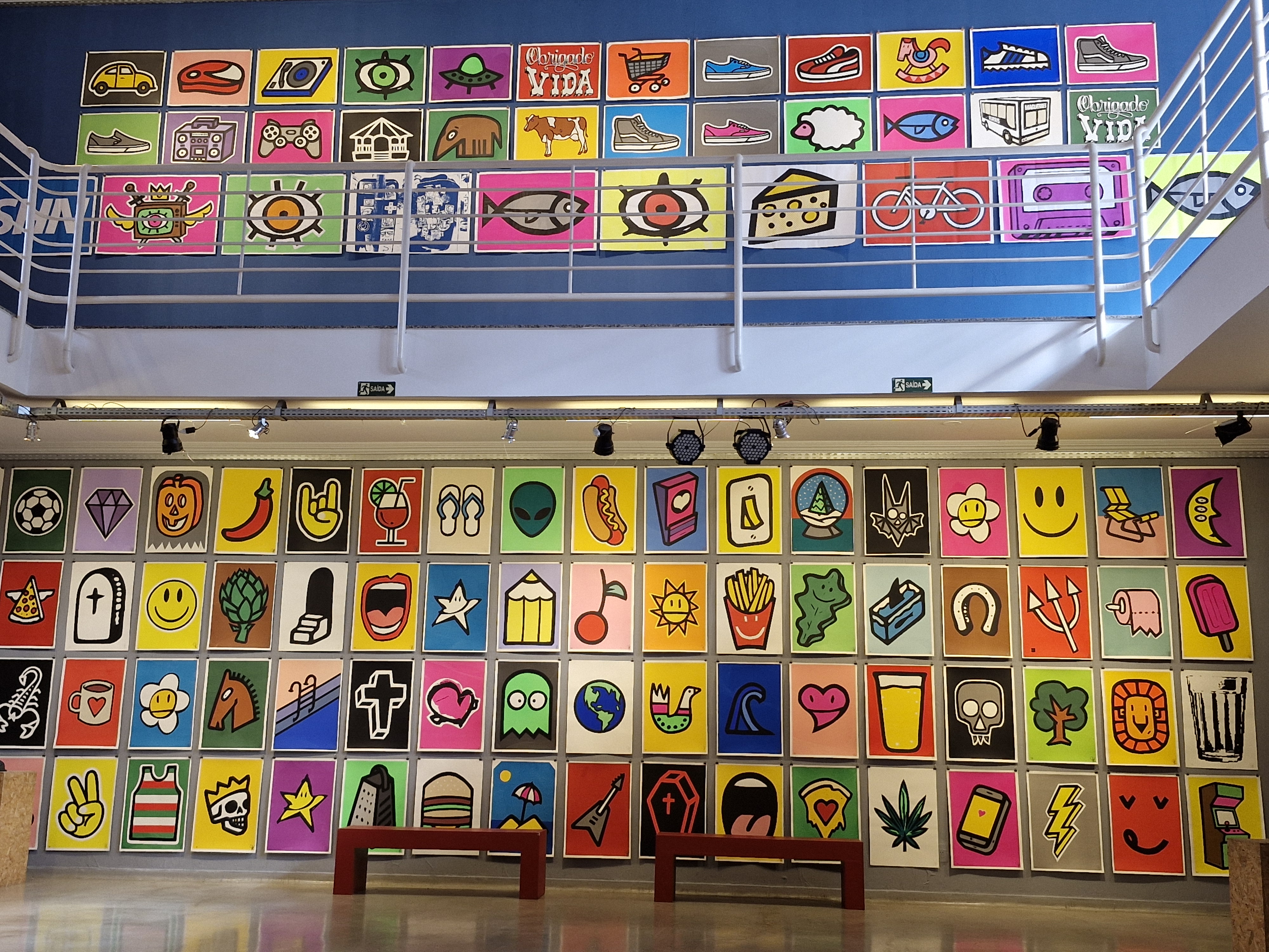 A mostra reúne gravuras em serigrafia, pôsteres, stickers e outras obras que revisitam a trajetória do coletivo
