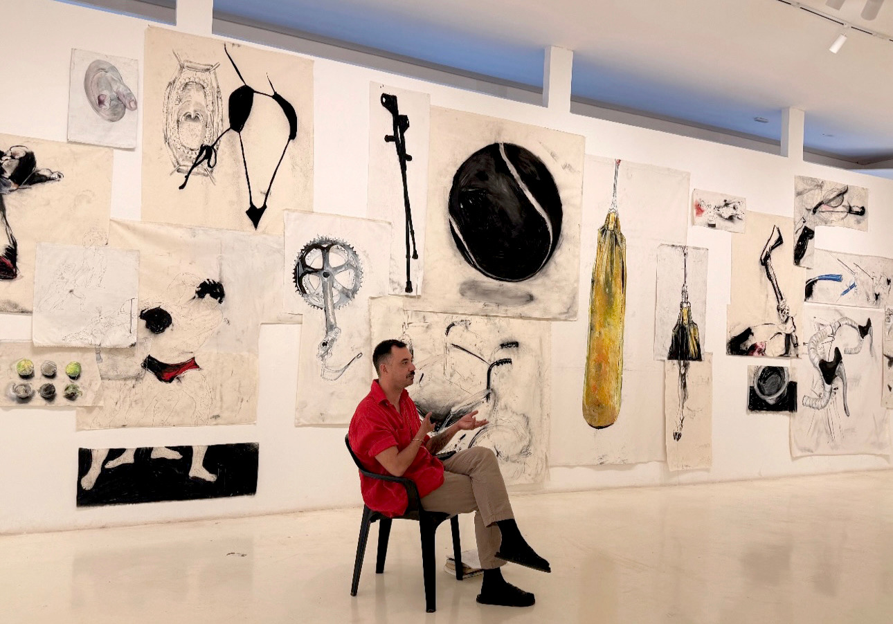 São cerca de 60 desenhos e 5 objetos instalativos 
