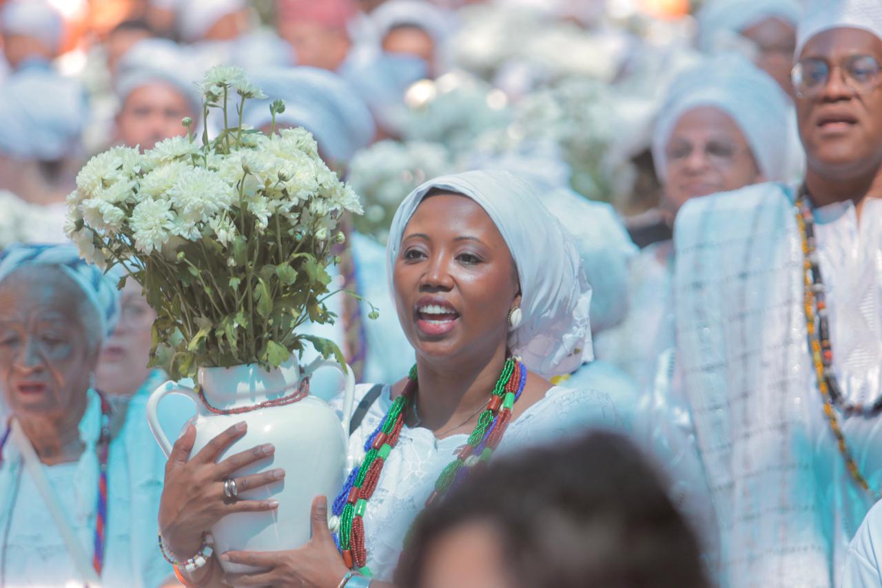 Aberta ao público, a cerimônia reuniu praticantes de religiões de matriz africana