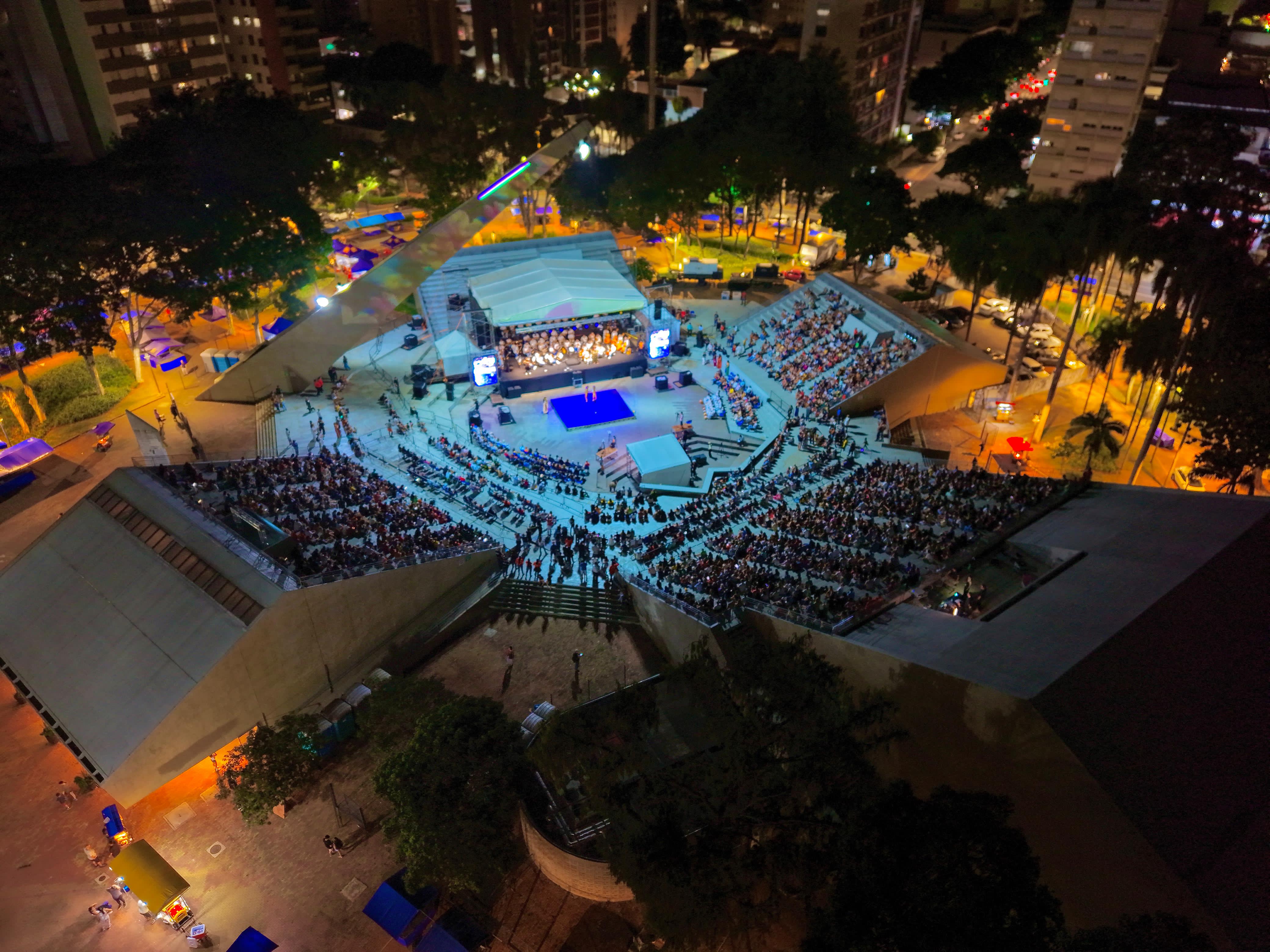 Abertura contou com a regência de Nelson Ayres e integrou música, dança e poesia