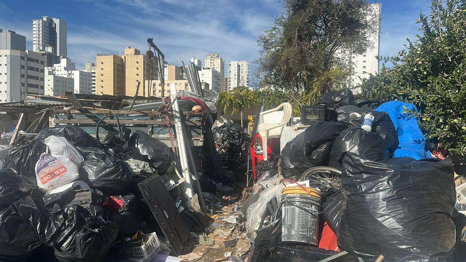 Além da Secretaria Municipal de Urbanismo, a ação desta quarta contou com a participação da Secretaria de habitação, Secretaria de Desenvolvimento e Assistência Social e Secretaria do Clima, Meio Ambiente e Sustentabilidade