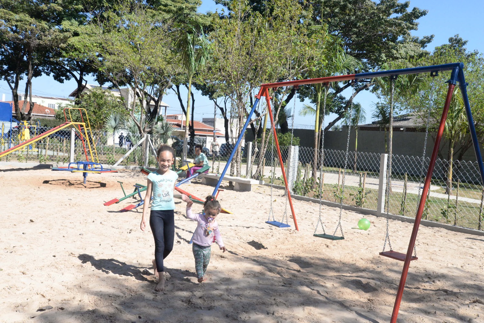 A praça conta com uma área total de 14,3 mil metros quadrados