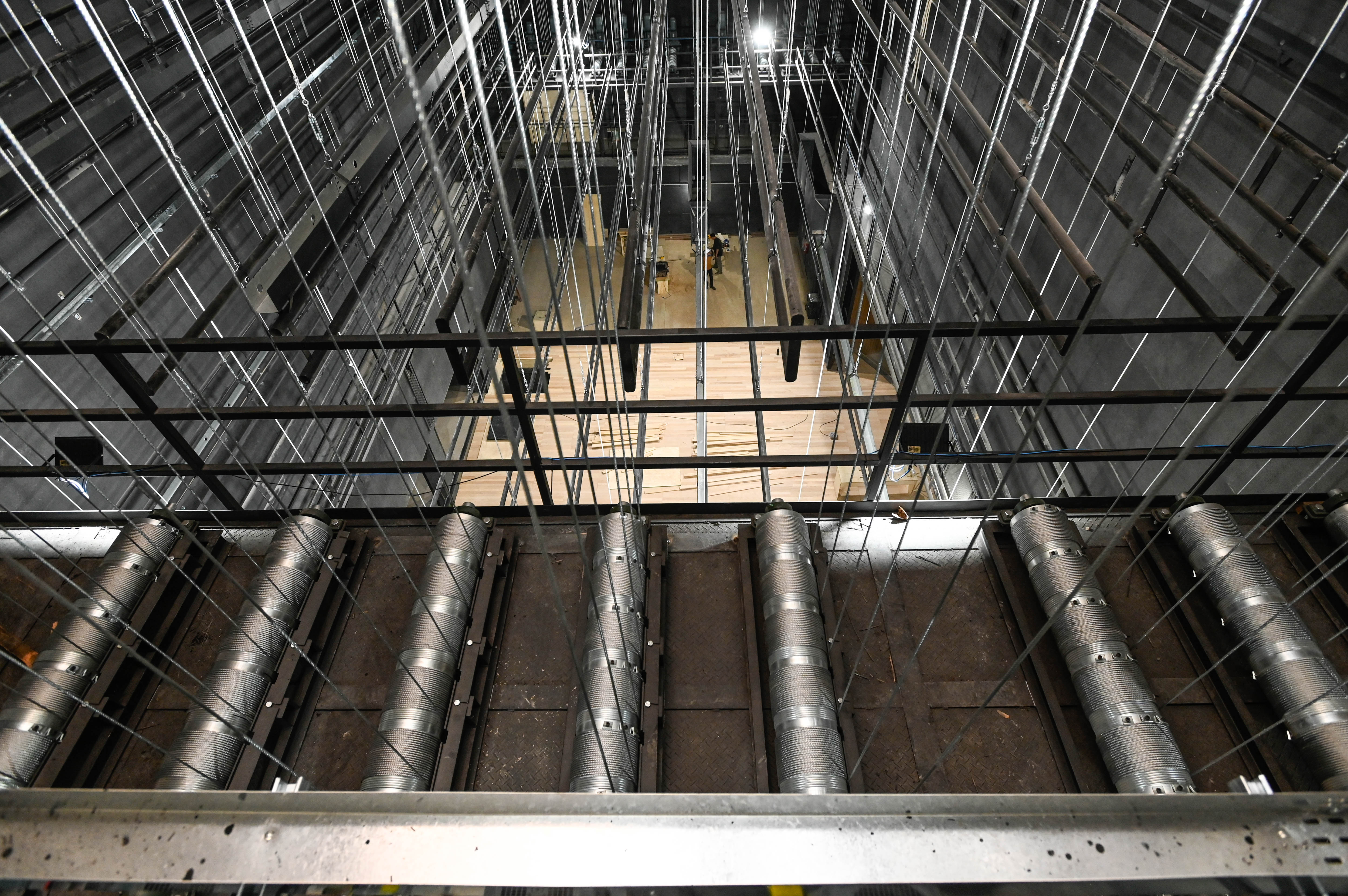 O urdimento é a armação posicionada ao longo do teto do palco, que permite o funcionamento e fixação dos dispositivos cênicos