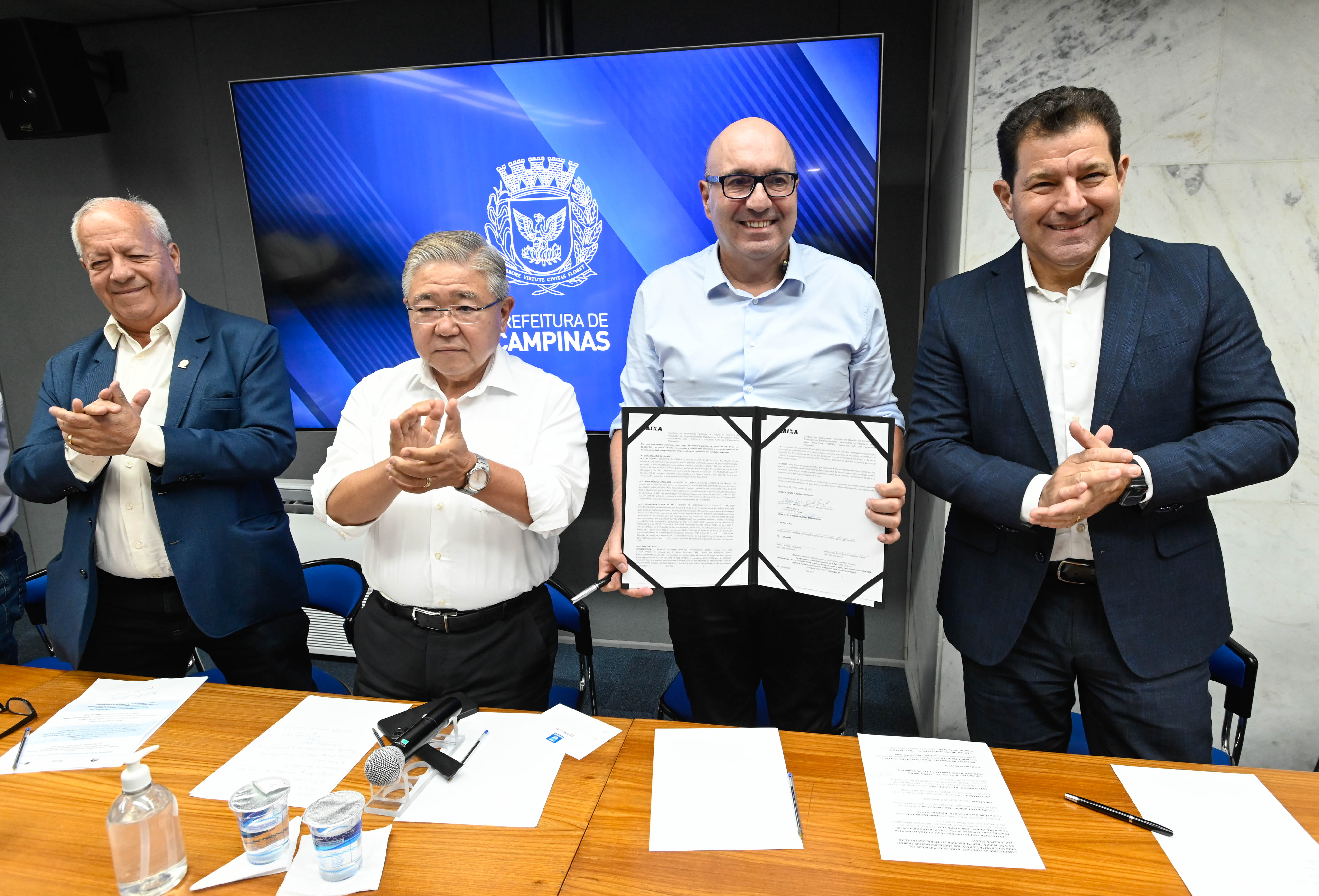 O secretário de Habitação e presidente da Cohab Campinas, Arly de Lara, o vereador Luis Yabiku, o prefeito Dário Saadi e o superintendente de Rede da Caixa Econômica Federal, José Luiz Pavanelli na solenidade