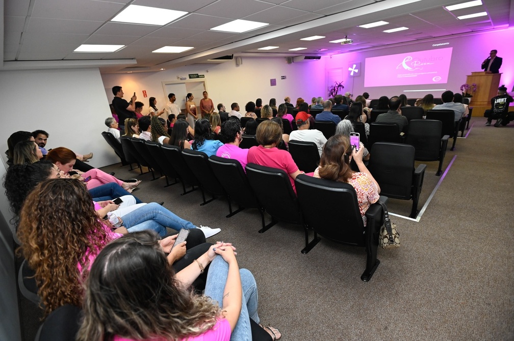 O evento marcou o início das atividades de conscientização sobre o câncer de mama, que ao longo do mês incluirão palestras, caminhadas e outras ações educativas