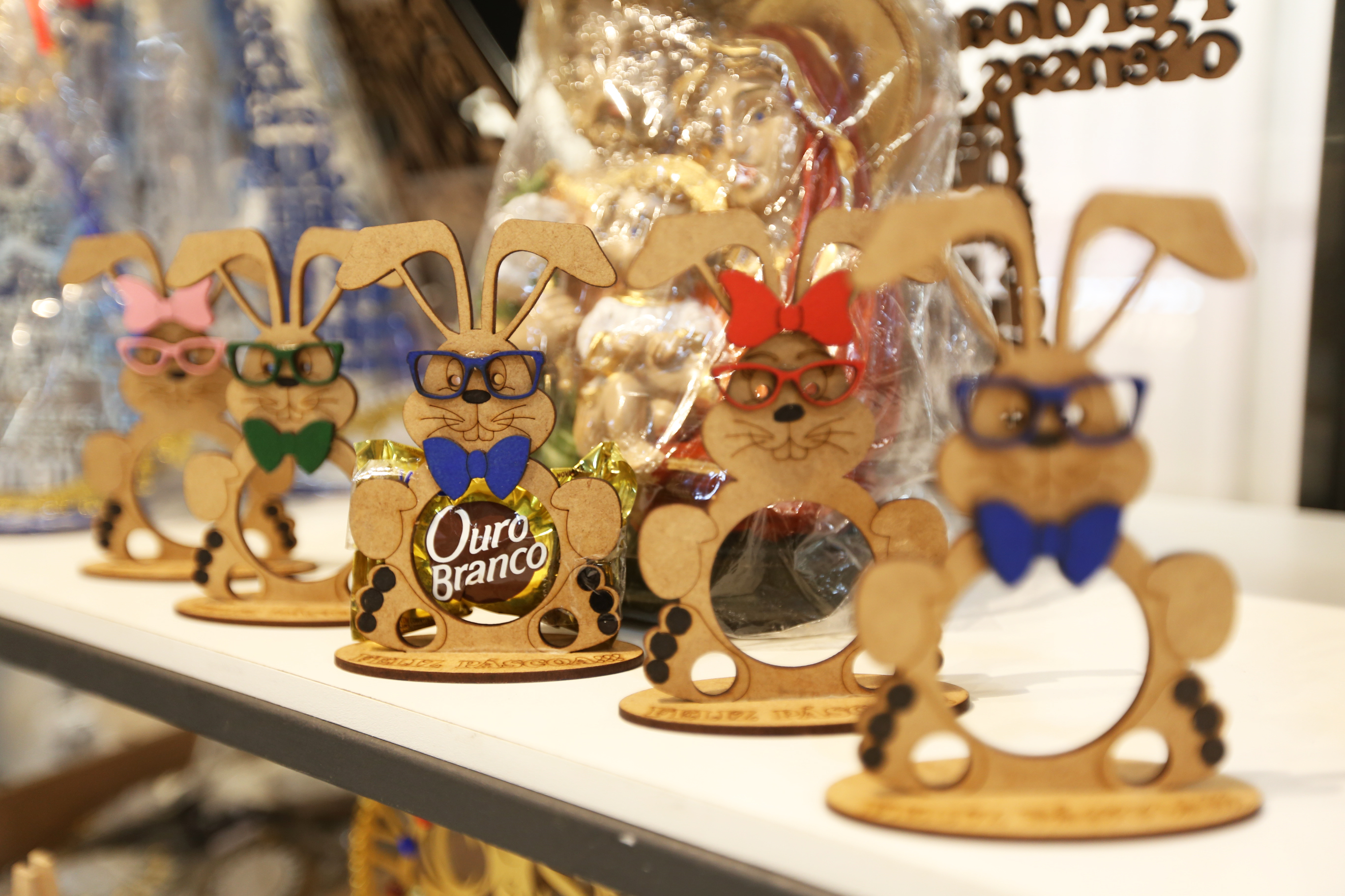 Além dos doces variados, peças para decoração temática também ocupam espaço nas prateleiras