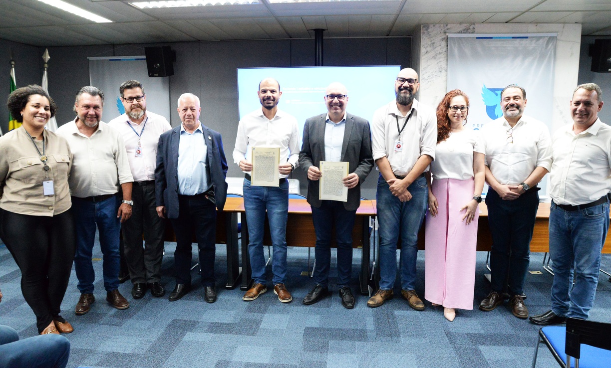 Prefeito Dário Saadi com representantes das empresas beneficiadas e demais autoridades