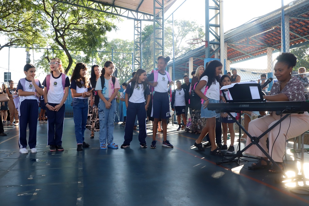 Na Emef/EJA Geny Rodriguez, alunos e pais foram recepcionados com música