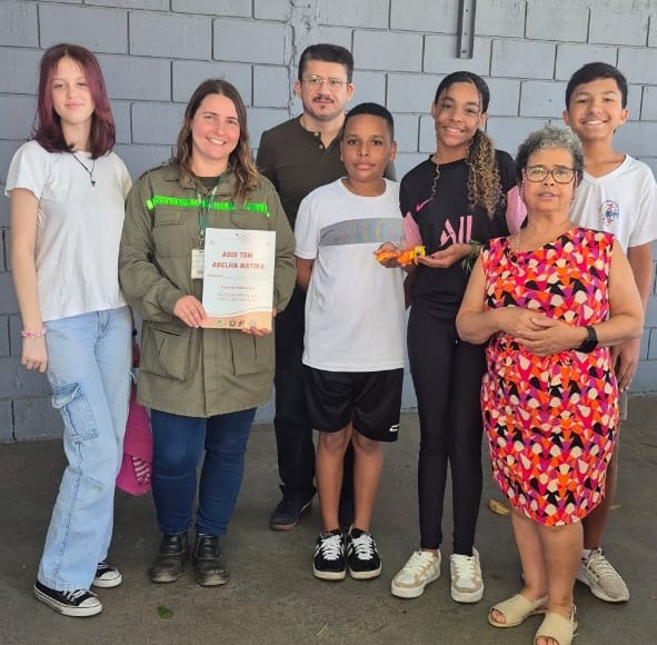 Atividade busca aproximar a comunidade escolar da natureza, despertando o olhar para o papel fundamental das abelhas na manutenção da vida no planeta