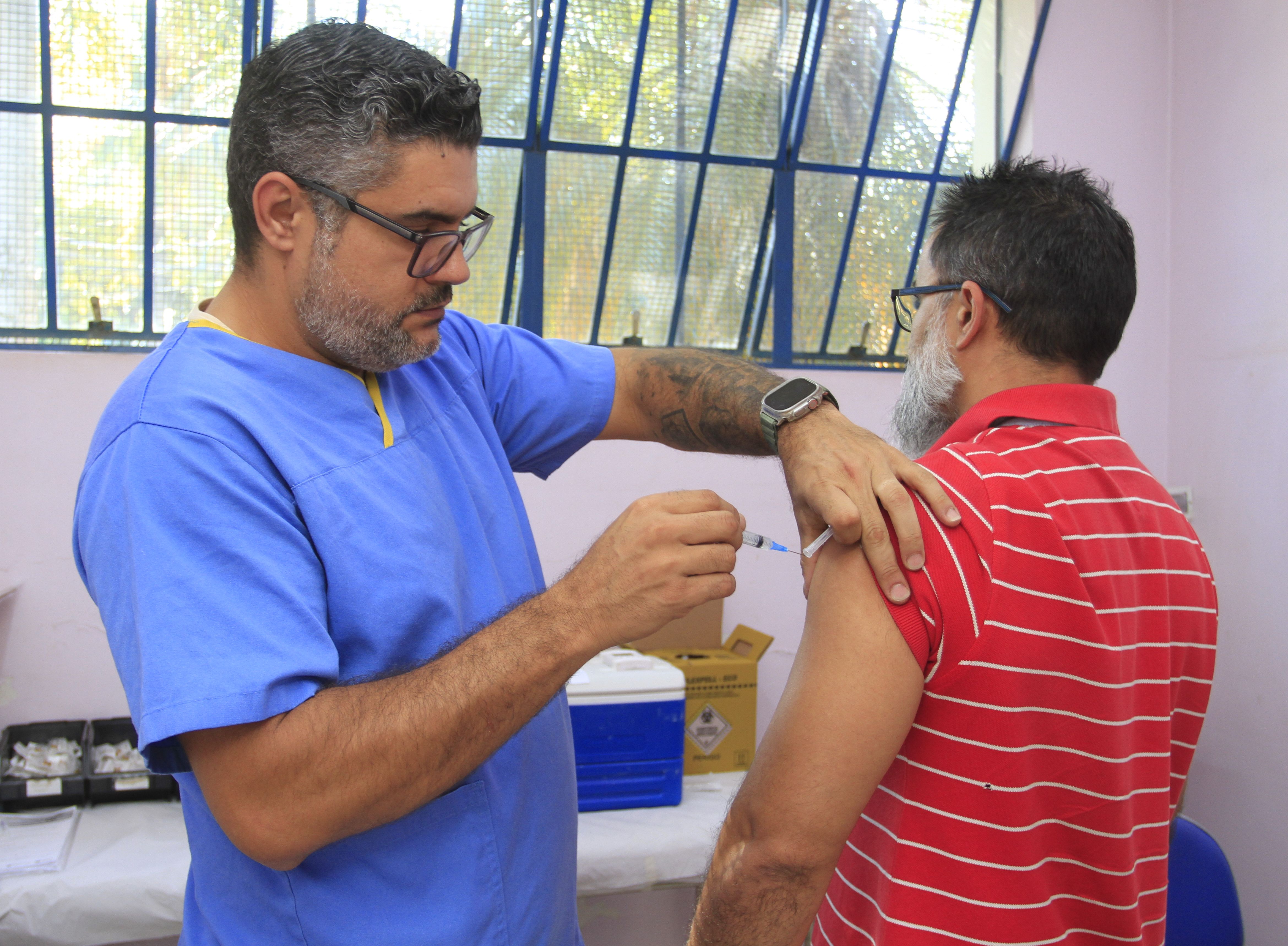  A Secretaria de Saúde reforça a importância da vacinação para prevenir e sobretudo, para reduzir o risco de evolução para formas grave e óbito pela doença