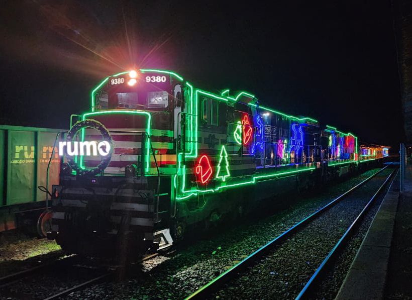O trem natalino será puxado por duas locomotivas decoradas com luzes e projeções dos símbolos da data