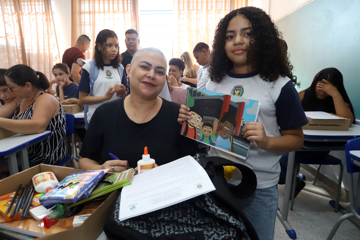 Simone e a filha Valentina durante a volta às aulas