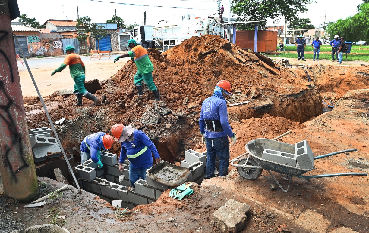Galeria pluvial está sendo substituída; também estão sendo construídas boca de lobo e caixa de captação de água