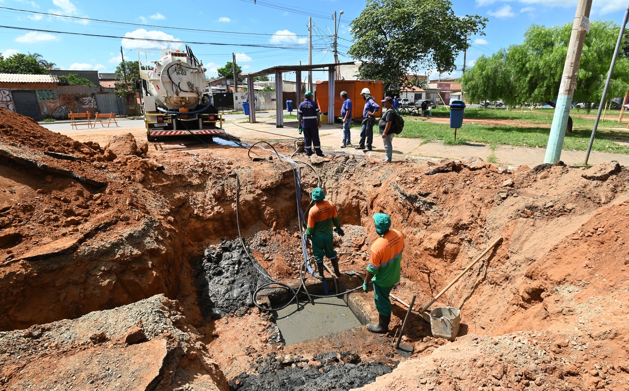 Obra de drenagem no Jardim Fernanda é para melhorar o escoamento da água da chuva e evitar alagamentos.  