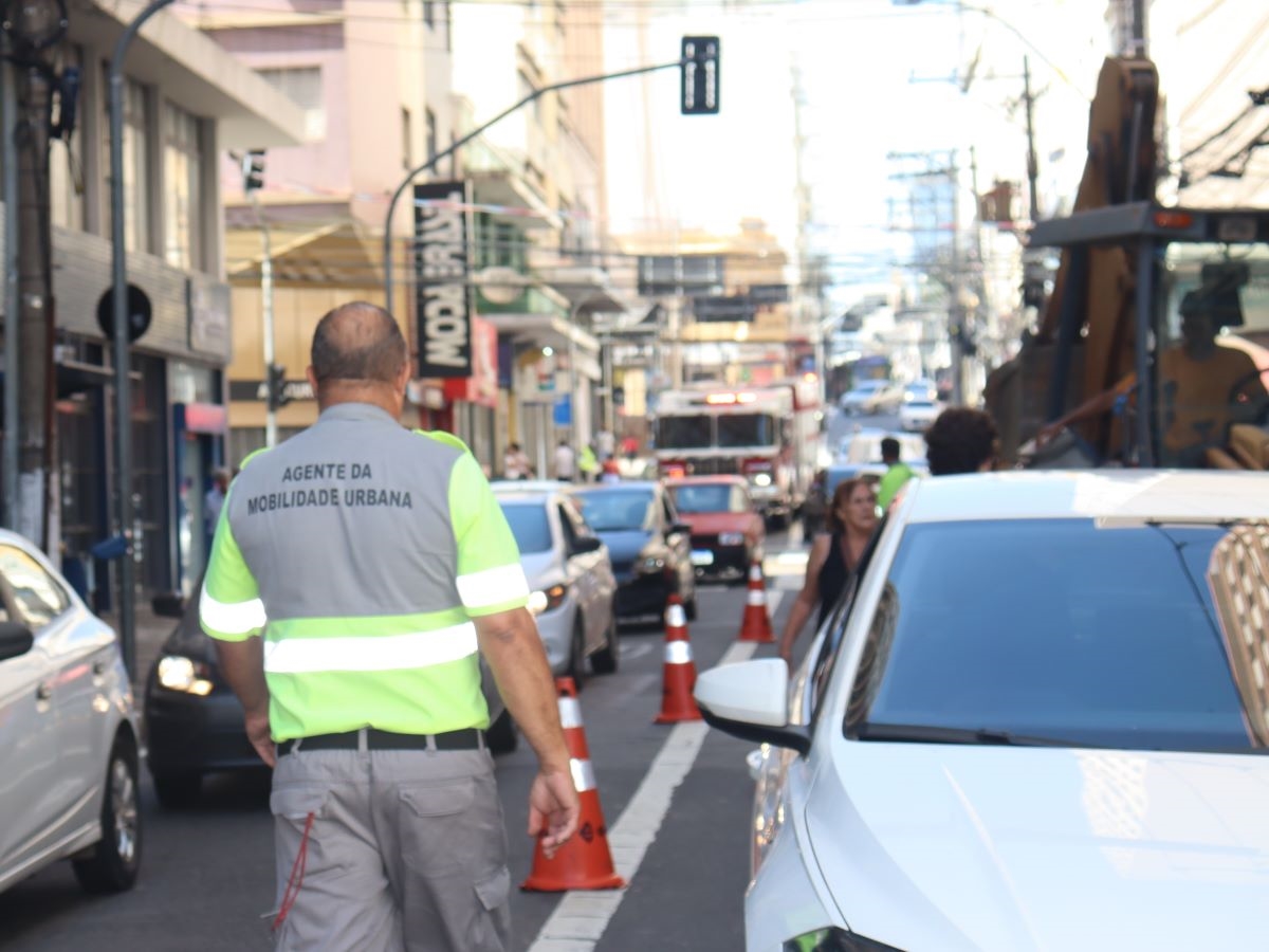 Agentes da Emdec sinalizam a interdição e orientam condutores