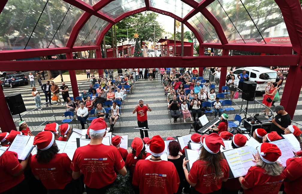 Entre a canções interpretadas estão “O Natal é tempo de amar”, “O primeiro Natal”, “Noite Feliz” e “Jingle Bells Rock”