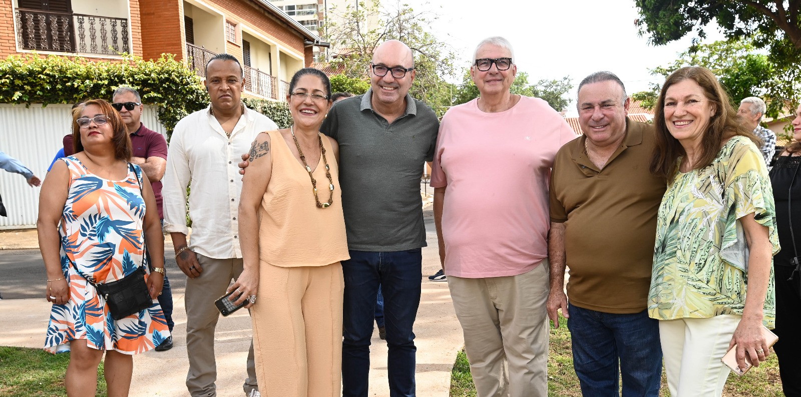 Prefeito Dário Saadi com familiares e amigos do homenageado com o nome da praça