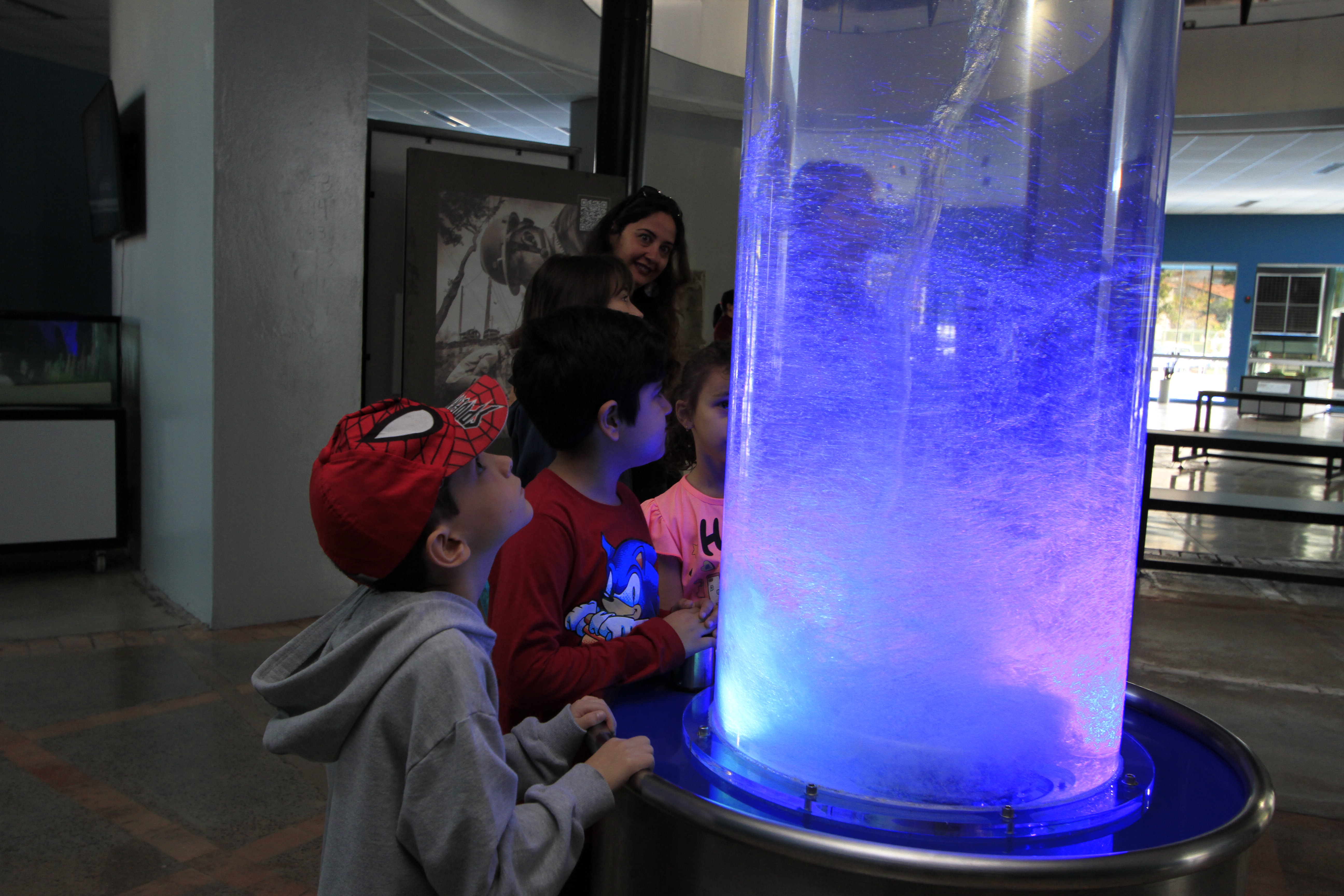 O acervo reúne diversas instalações distribuídas nas áreas interna e externa do museu