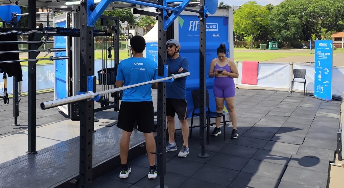 Aulas acontecem de segunda a domingo, das 7h às 19h, em turmas de 30 alunos.