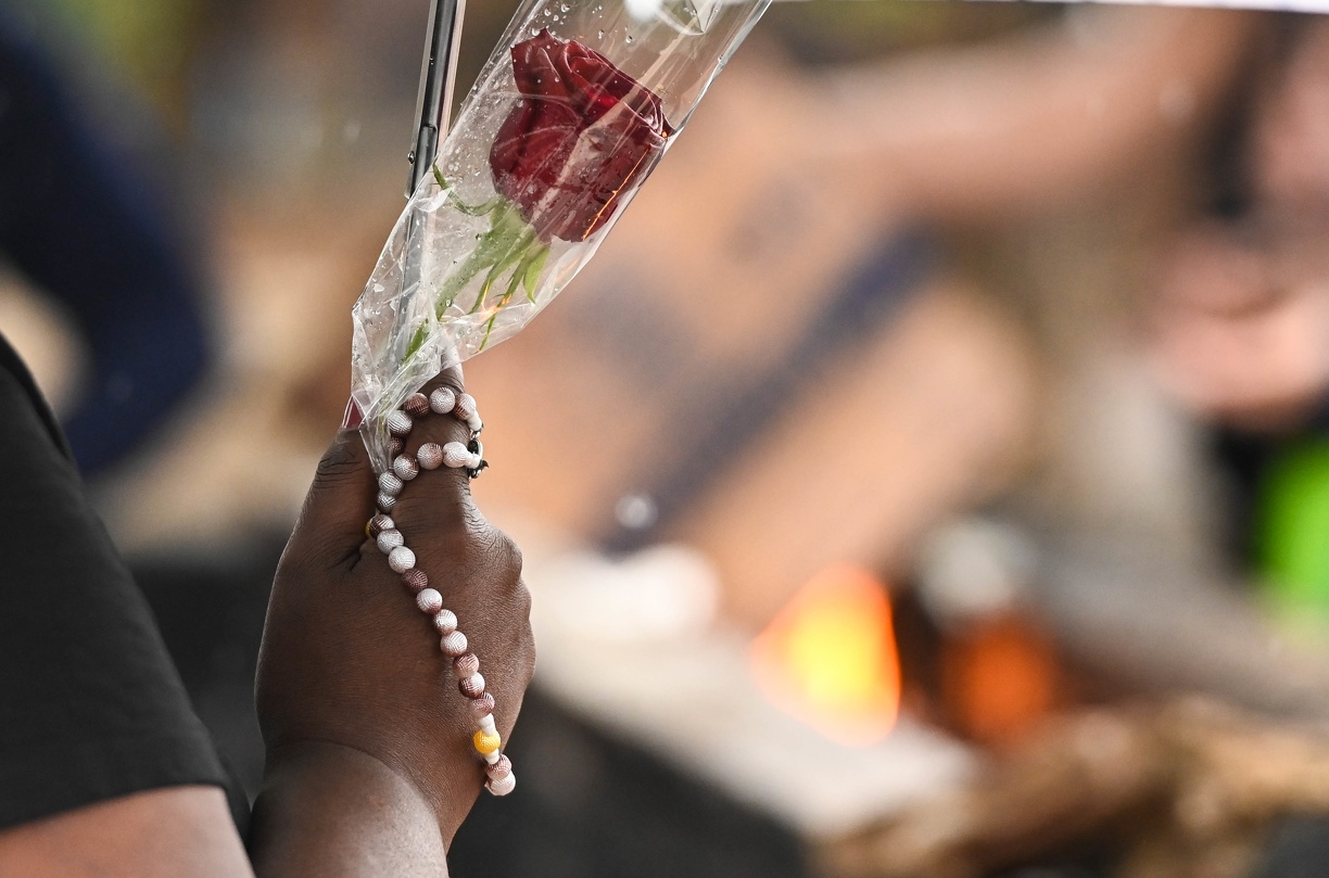 Rosas foram distribuídas pelas equipes da Setec