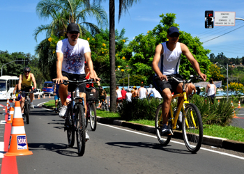 Ciclistas aproveitam fechamento da pista para pedalar