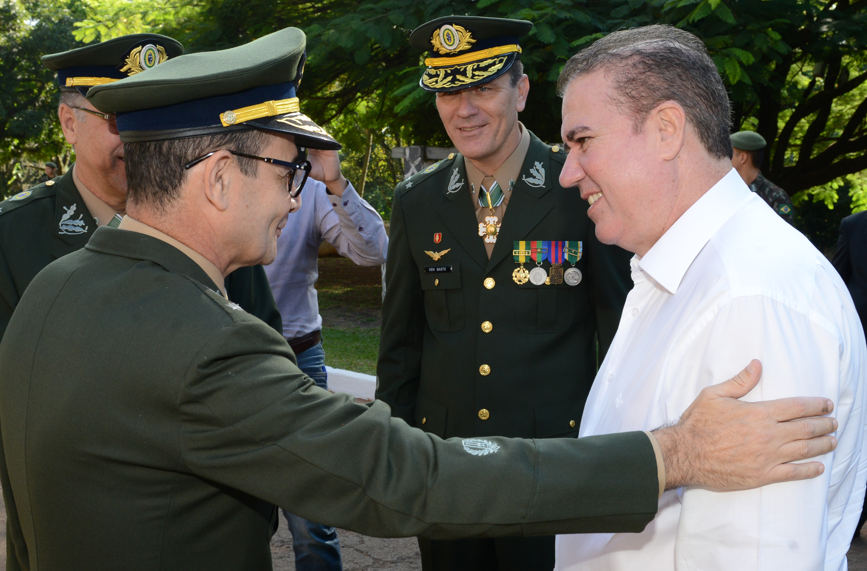 Prefeito cumprimenta o general Diniz