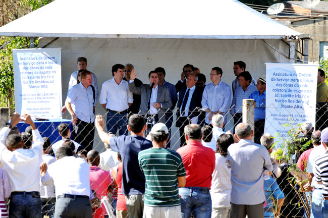 Prefeito discursa ao lado de autoridades e líderes comunitários