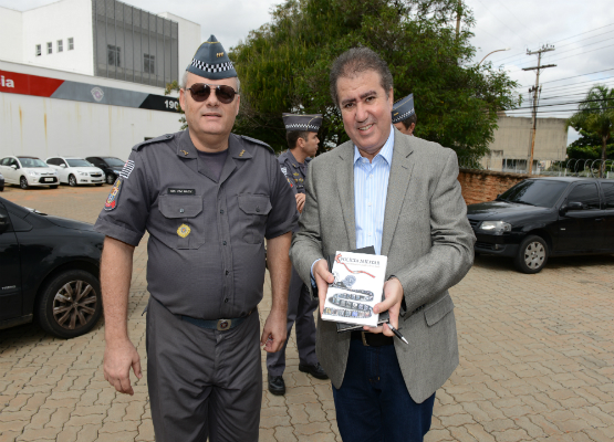 Com o coronel Marcelo Nagy, prefeito mostra livro sobre história da PM