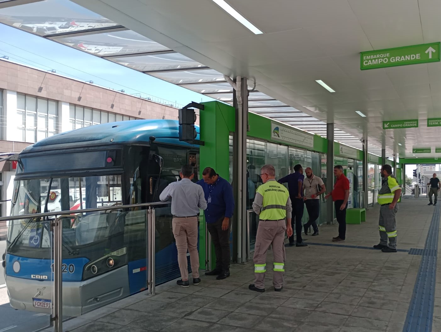 As estações do BRT são elevadas e demandam manobras dinâmicas, que prezem pela segurança e o conforto dos usuários no embarque e desembarque